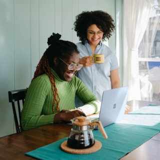 surface-3EnlBPEgIxM-unsplash (1)